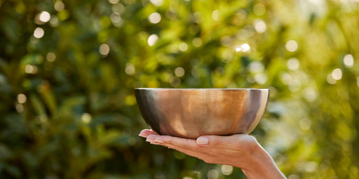 Klangschalenmeditation draußen: Eine tiefe Verbindung mit der Natur eingehen