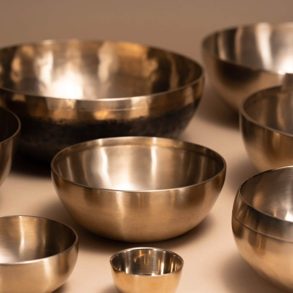 Klangschalen in unterschiedlichen Größen.