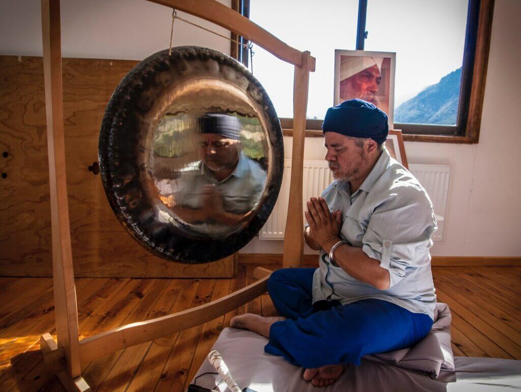 Mann bei Gebet, Ritual vor einem Gong