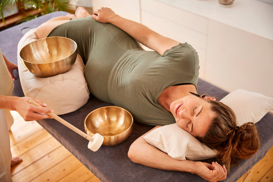Klangschalenmassage in der Schwangerschaft: Stärke die Verbindung zum Kind