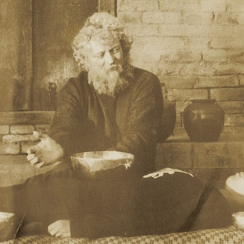 Peter Hess mit einer Klangschale.