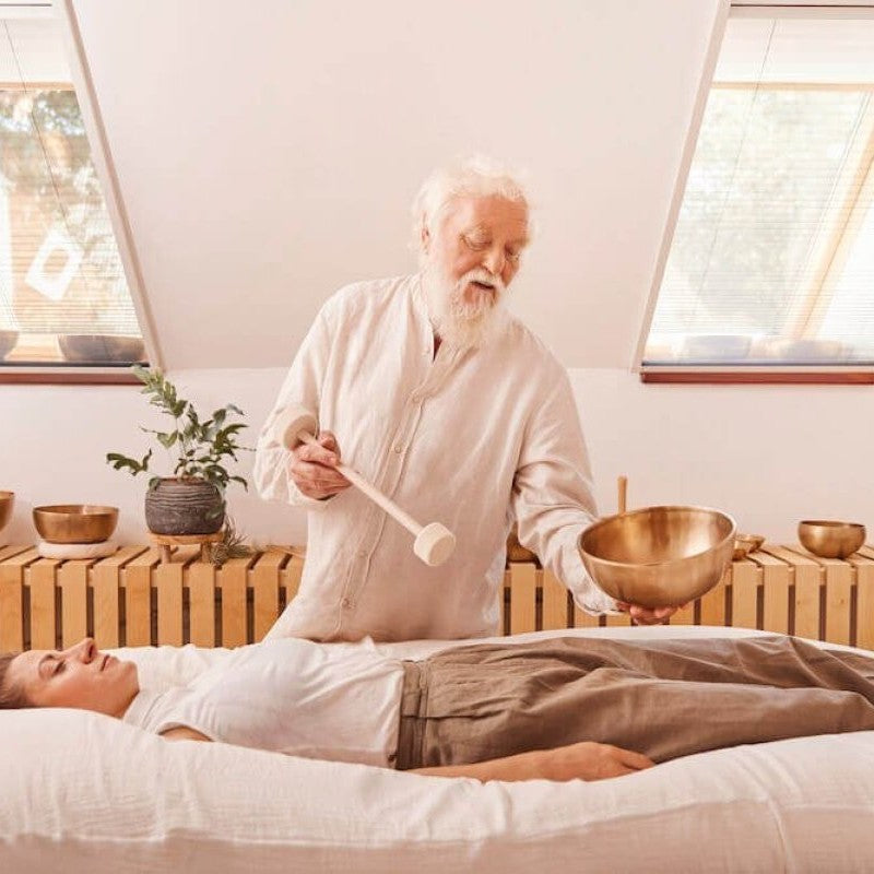 Peter Hess begleitet eine Klangmassage.