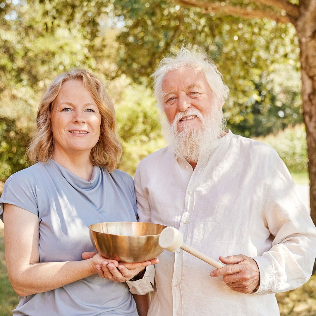 Jana und Peter Hess mit Klangschalen.