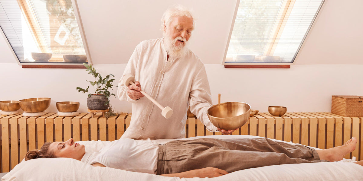 Peter Hess während einer Klangmassage im Anwendungsraum.